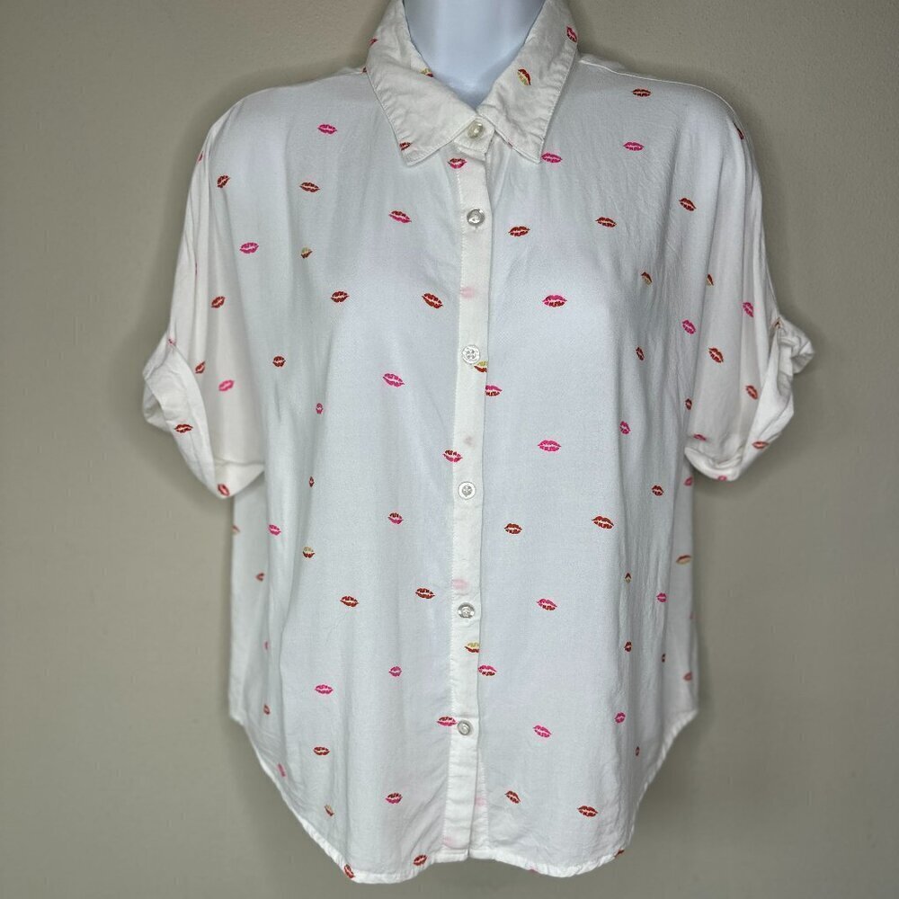 Japna Womens Kiss Lip Print White Button Down Blouse Size Medium Cuff Sleeves